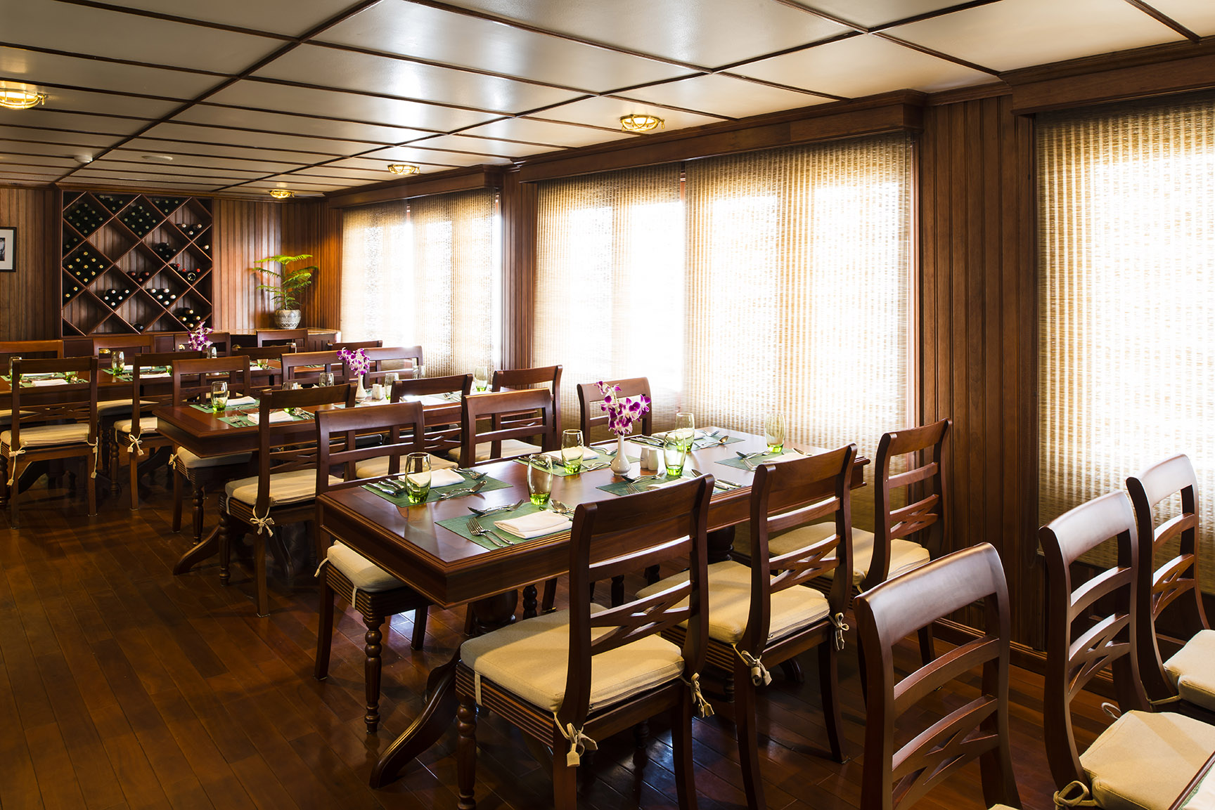 Pandaw RV Bassac Restaurant 2.jpg